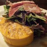 ビーボ デイリースタンド - 「カボチャのテリーヌと生ハムのサラダ」：瑞々しい食感の中に
      かぼちゃのコクと香りを上品に引き出して、洗練！
      