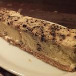 ビーボ デイリースタンド - 「ブラックペッパーチーズケーキ」：クリームチーズの味わいを
      粗挽き黒胡椒でサッと引き締めたおとなのケーキ！
      