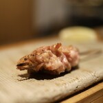 鳥しき - せせり/厚みのある串打ちでポーションも大。BP仕上げでパンチも◎