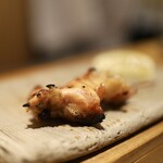 鳥しき - 薬研軟骨/軟骨の間に追加肉が挟まってるので、コリコリ＋しっとりとしたテクスチャー♪