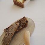 フランス料理 エステール - パン バターが美味しくてつい食べ過ぎてしまいます。パンのサーブは一回だけのようです？