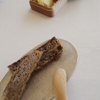 フランス料理 エステール by アラン・デュカス - パン バターが美味しくてつい食べ過ぎてしまいます。パンのサーブは一回だけのようです？