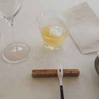 フランス料理 エステール by アラン・デュカス - 食前 コンブチャにフルーツを加えたもの フルーティー！丸い氷がきれいでした。