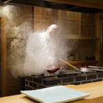 東麻布 天本 - 煙につつまれる大将