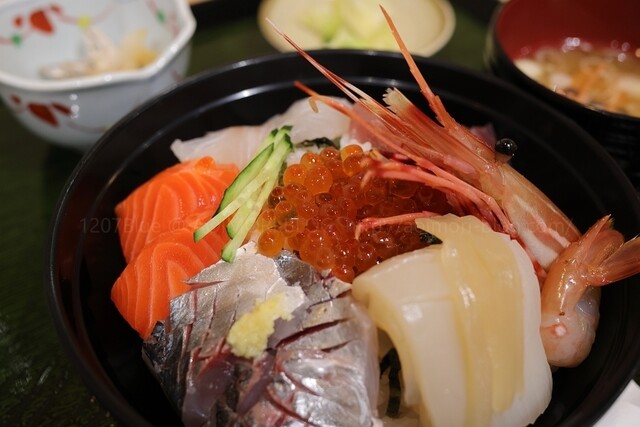 漁師食堂鮮八 - 陸奥湊（海鮮丼）の写真