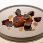 レストラン オオツ - 2022.1 メゾンミトー社フォアグラ・ド・カナール ビーツのピュレ 黒トリュフ