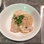 炭火焼肉と炉端 康 - シロ。臭みの無い、定番メニュー♪