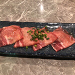 炭火焼肉と炉端 康 - 人気NO1のネギタン塩。ネギをタン塩で巻いています。