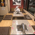 炭火焼肉と炉端 康 - 小上がり掘りごたつ席。3卓