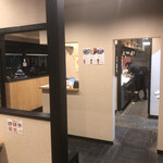 炭火焼肉と炉端 康 - 横から厨房付近を撮影