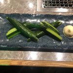 炭火焼肉と炉端 康 - キュウリスティック。味付けは、マヨと味噌から選べます。