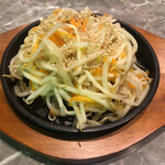 炭火焼肉と炉端 康 - たっぷりもやしナムル。辛味と通常を選べます。
