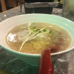 炭火焼肉と炉端 康 - 牛骨塩らーめん。ハーフサイズでオーダー