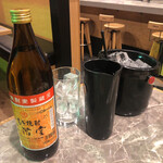 炭火焼肉と炉端 康 - 好みのお酒をキープして、ボトルセット。お酒が残っている間は、水割りセットをオーダーすれば、氷と水はお代わり追加無料です。