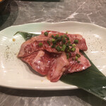 炭火焼肉と炉端 康 - 和牛カルビ