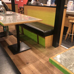 炭火焼肉と炉端 康 - テーブル席。3卓有ります