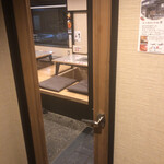 炭火焼肉と炉端 康 - 喫煙ブース内から、小上がり掘りごたつ付近を撮影