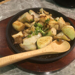 炭火焼肉と炉端 康 - バイ貝とキノコのガーリックバター焼き