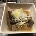 炭火焼肉と炉端 康 - 牛すじ煮込