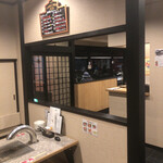 炭火焼肉と炉端 康 - 小上がり掘りごたつ席側から出口を撮影