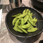 炭火焼肉と炉端 康 - 枝豆。お酒のお供です。