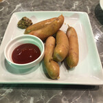 炭火焼肉と炉端 康 - ウインナー盛り合わせ。辛味ウインナー＋通常ウインナー