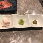 炭火焼肉と炉端 康 - オリジナルのタレ以外に、わさびと柚子胡椒も合いますよ♪