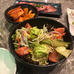 炭火焼肉と炉端 康 - 康サラダ。オリジナルドレッシングで、食べると止まりません（≧∇≦）