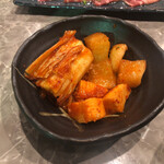 炭火焼肉と炉端 康 - 白菜＋大根＋山芋の3種キムチ