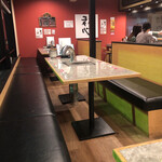 炭火焼肉と炉端 康 - テーブル席