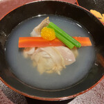 馳走 啐啄一十  - 【写真④】炭火焼き白甘鯛(愛媛県八幡浜産)、蛤(静岡県焼津産)、利尻昆布(蔵囲い8年)と血合い抜き鮪節の出汁(広島県竹原の地下水)のお椀