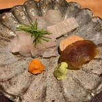 馳走 啐啄一十  - 【写真⑤】写真左：虎河豚(山口県上関産、5日寝かせ)、写真奥：炭火炙り鮃(山口県岩国産、3日寝かせ)・炭火炙り鮃の縁側(山口県岩国産、3日寝かせ)、写真右：鮟肝(北海道余市産、5日寝かせ)とスライス奈良漬け