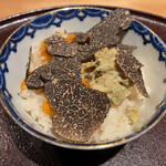 馳走 啐啄一十  - 【写真⑯】たまごかけトリュフご飯、蝦夷馬糞雲丹(北海道産)と松葉蟹(北海道産)の蟹味噌載せ
