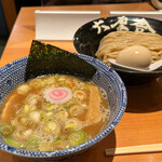 六厘舎 東京駅東京ラーメンストリート - 味玉朝つけめん(並) 750円。