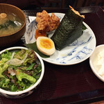 Tonarino Kikumatsu Shokudou - ほかほかのおにぎりに鮭のほぐし身がたっぷり。結構なボリュームです。味玉、揚げたて唐揚げが美味しい！味噌汁は麩とわかめ。右下はおぼろ豆腐。