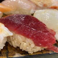 東鮨 新店 - 赤シャリのマグロ