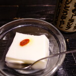 tobigyuudashiyakinikuzessan - サービスの杏仁豆腐はむっちり系