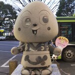 Nakamuraya - JR浦和駅前に、『うなこちゃん』の石像が立っています。