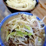 ラーメンひかり - 野菜つけめん（800円）＠2012/12。デフォで野菜と崩し豚にあふれるつけスープに唖然。いや、美味いっすよ、コレ!!