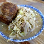 ラーメンひかり - トッピングチャーシューを加えた野菜つけめんのつけスープ＠2012/12。このゲンコツ大（マジびびる!!）のチャーシューが（濃い味だけど）美味いの何のって(≧▽≦)＋300円だけど必須です！