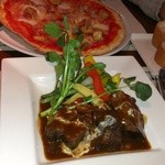 トムズキッチン - 牛肉の赤ワイン煮（手前）