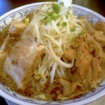 豪ーめん - ホルモン豪めん豚入り（1000円）＠2012/12。丼中央のヤサイを隔て、右にホルモン、左に豚が盛られた新メニュー。めっちゃジャンクです!!