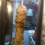 ローザ ケバブ ハウス 世田谷代田店 - こうやって焼いてます。