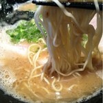 博多一双 - チャーシュー麺（麺持ち上げ）