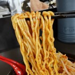 麺辛屋 二代目 美國 - 麺を持ち上げると突然スパイシーな香りが!