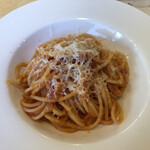 ブラカリイタリア料理店 - トマトソースのスパゲティ。ペッコリーナチーズをふりかけて甘味と酸味のバランスが心地よい。