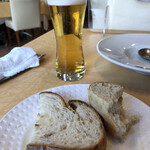 ブラカリイタリア料理店 - スープでパンのおかわりを。そしてビール。やはりビールは落ち着く。