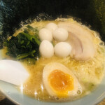 横浜らーめん 實家 - 豚骨醤油ラーメン　海苔うずらトッピング