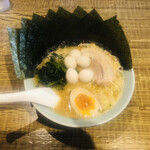 横浜らーめん 實家 - 醤油豚骨ラーメン 海苔うずらトッピング