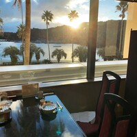 生簀割烹　海幸 - 席からの眺め。丁度、日が昇るところでした。